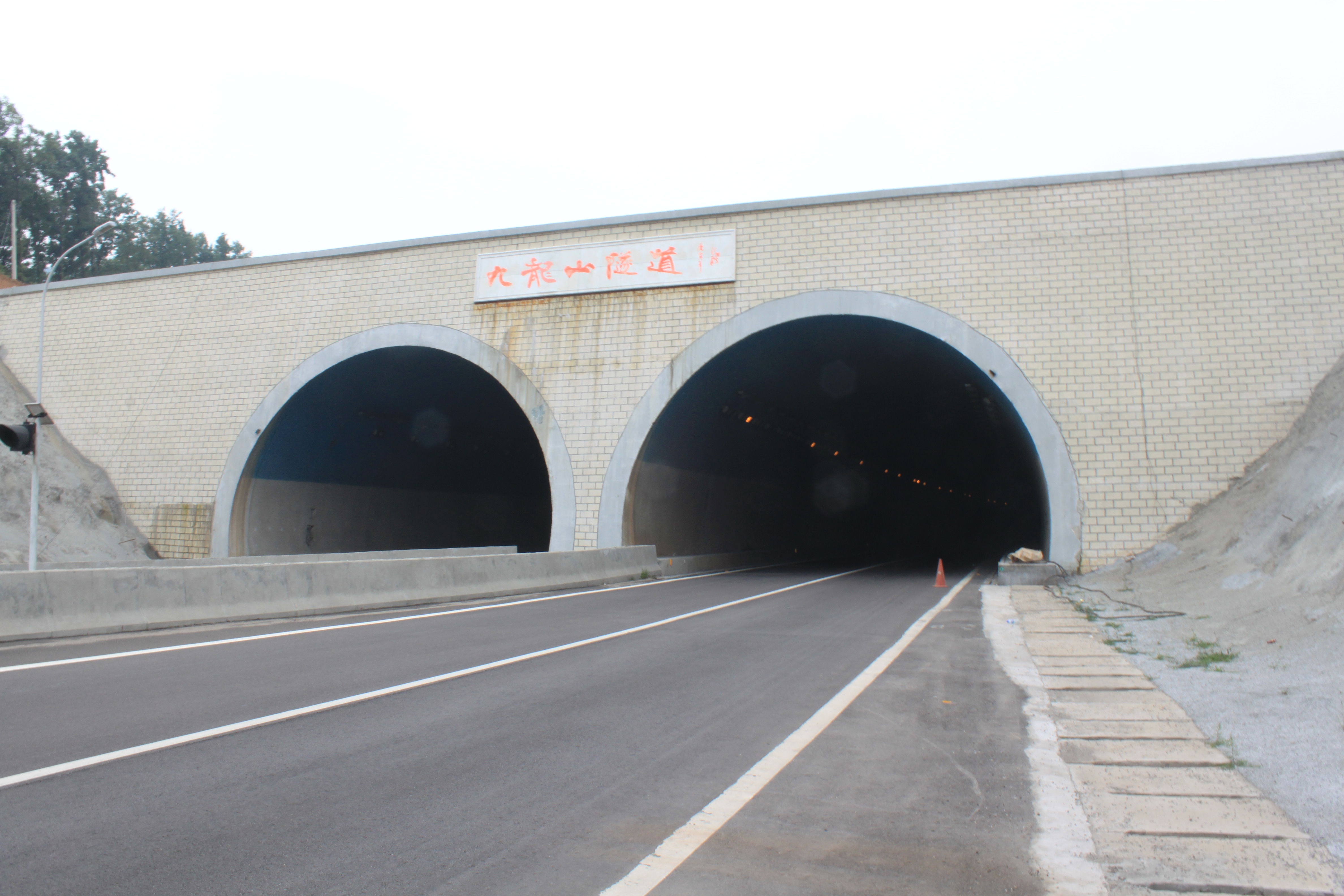 叶县至舞钢高速公路大型滑坡路段抗滑明洞设计